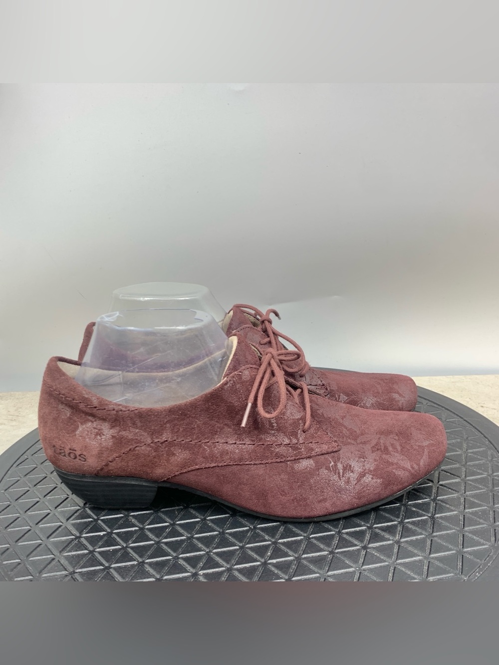 Taos Cobbler Shoes Women Size 9 Low Heel Loafers Oxford Lace Up Red Floral Suede